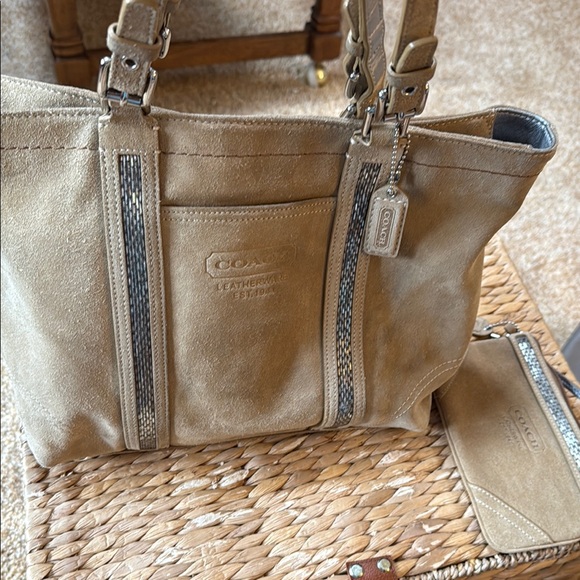 Coach Tan Leather Tote with Structured Design - Picture 1 of 6
